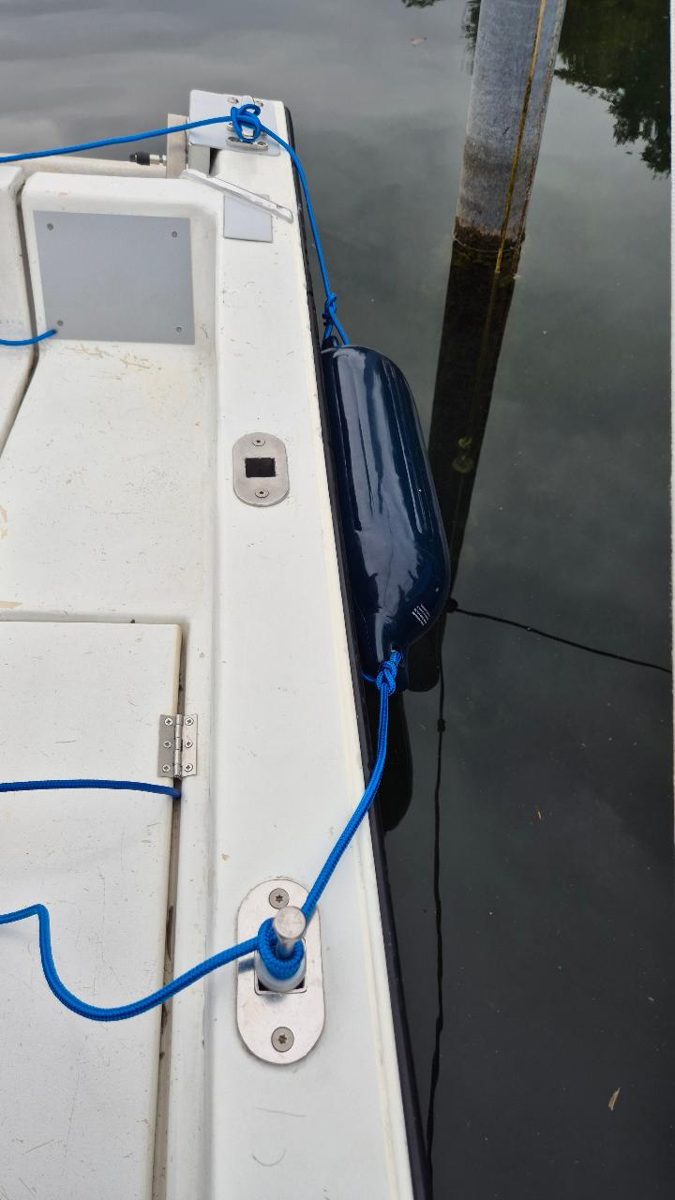 Fenderseil mit Mastwurf am Fenderhalter befestigt, der Fender hängt aussen am Rumpf