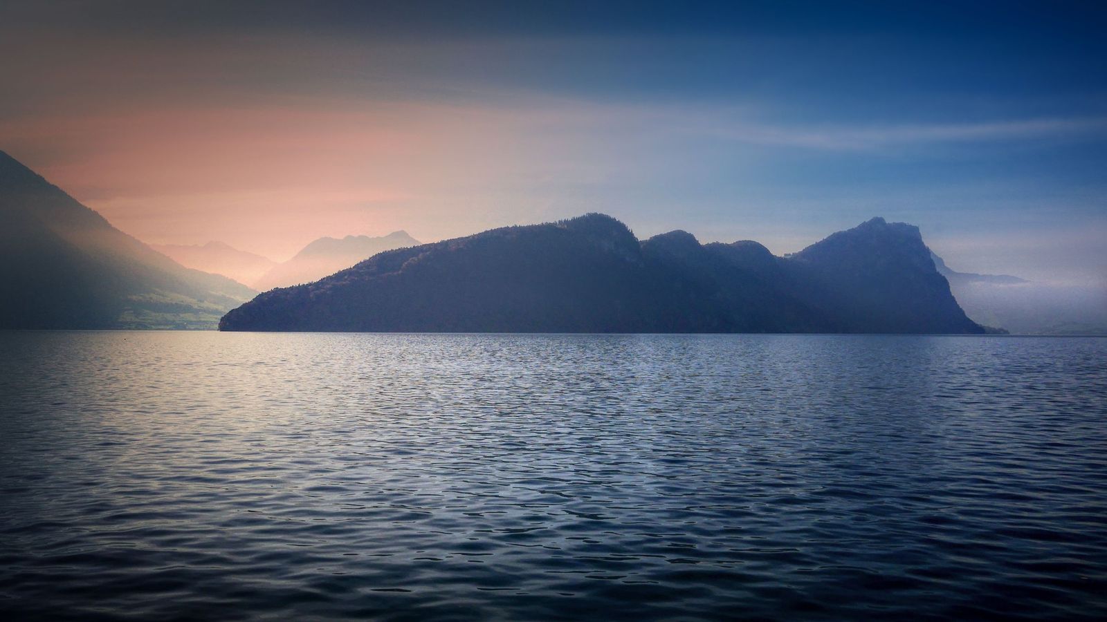 Vierwaldstättersee im Morgendunst